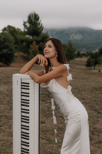 Yuliia performing at an event